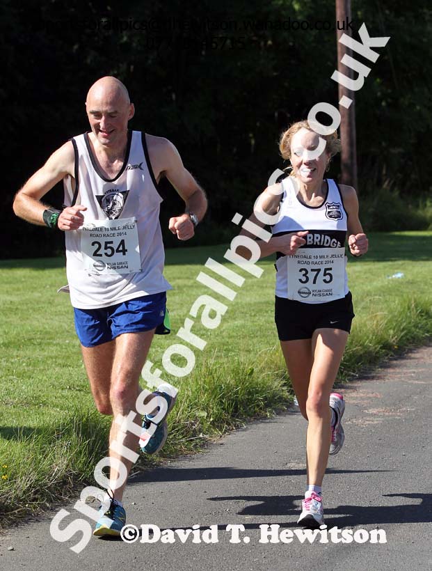Womens winner Louise Rodgers (Tyne Bridge) running with Kevin Lister during the Tynedale 10 Mile Jelly Race. Photo: David T. Hewitson/Sports for All Pics